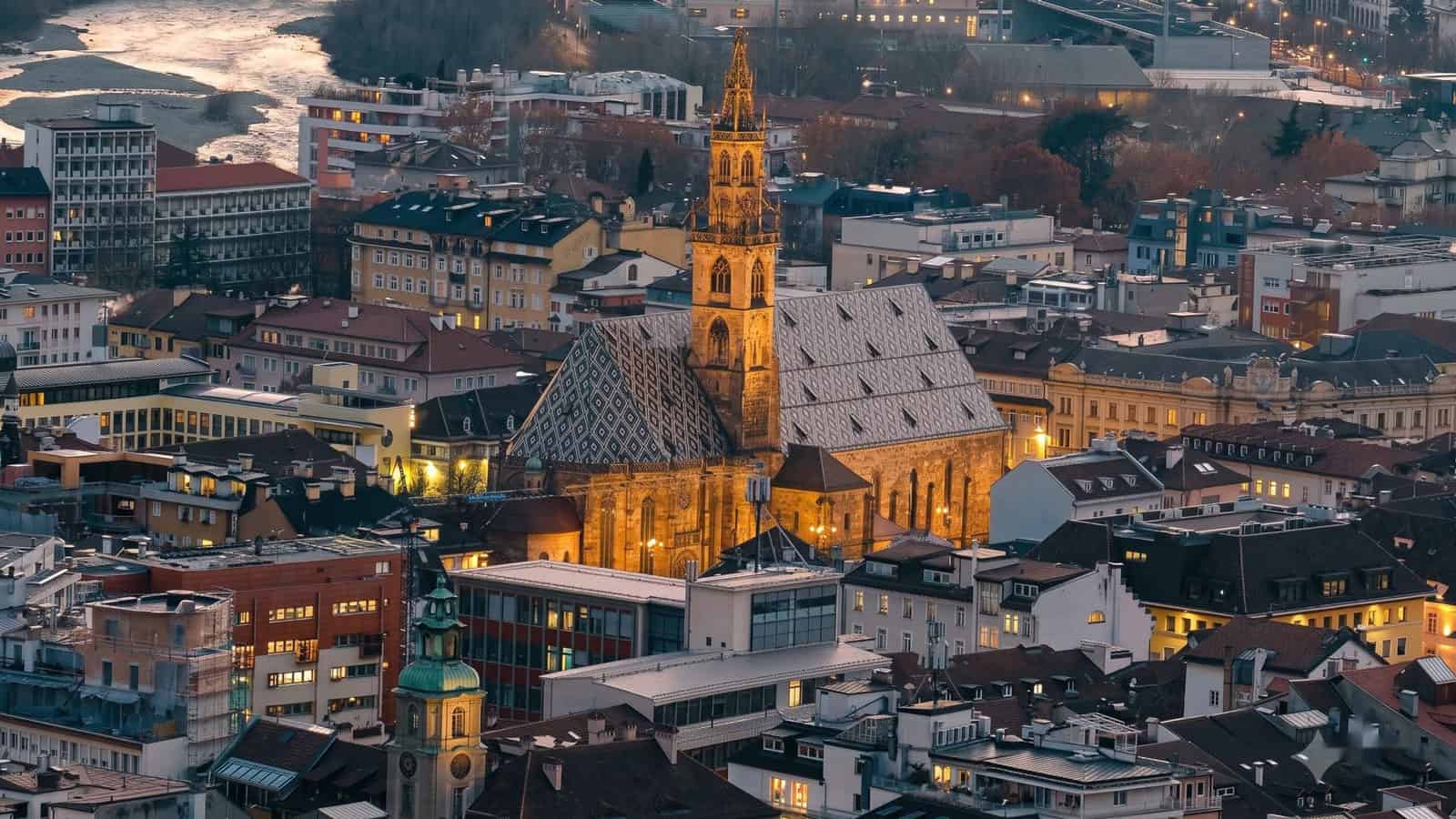 Vista aerea della città di Bolzano